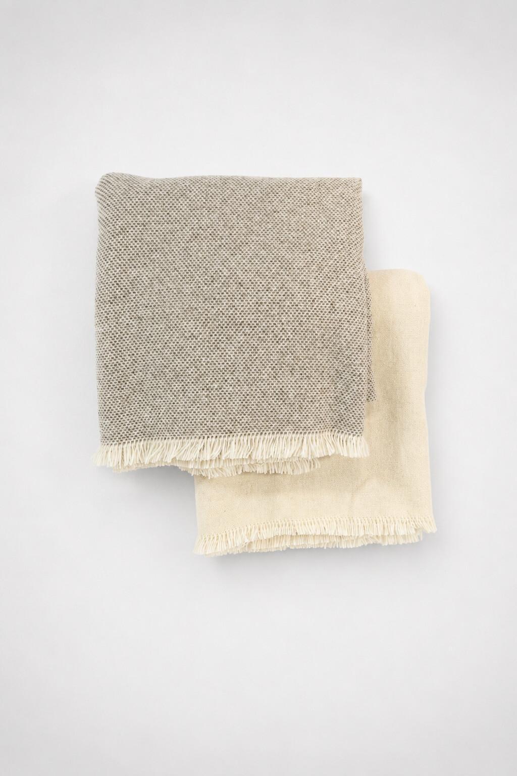 Le Tapis de Laine lance un plaid 100 % laine de Lacaune, pour sauver la laine du Larzac Le Tapis de Laine lance un plaid 100 % laine de Lacaune, pour sauver la laine du Larzac
