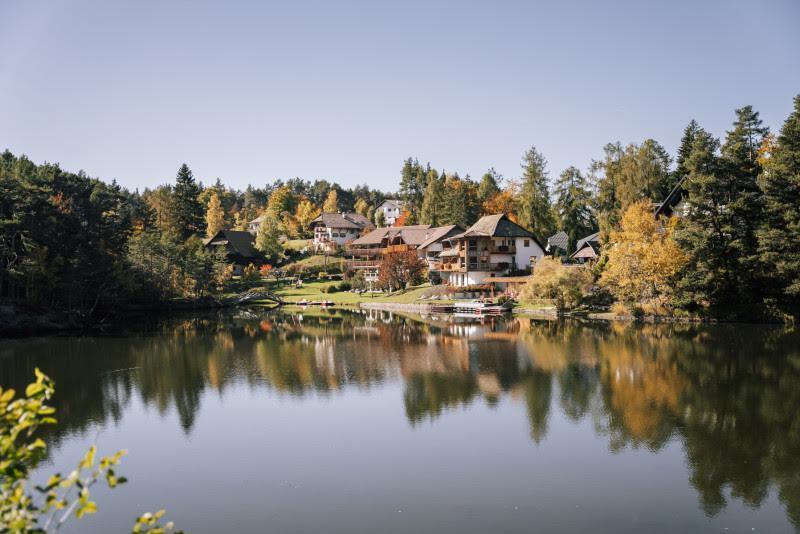 Ces hôtels alpins qui construisent avec la terre, la pierre et le bois de leur propre territoire