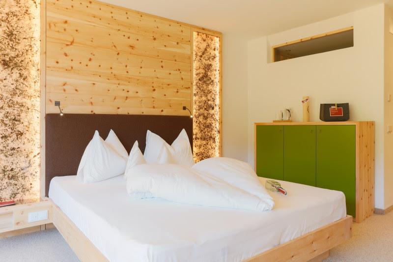 Ces hôtels alpins qui construisent avec la terre, la pierre et le bois de leur propre territoire Ces hôtels alpins qui construisent avec la terre, la pierre et le bois de leur propre territoire