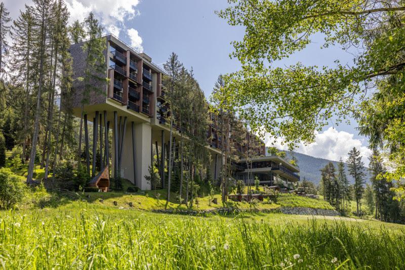 Ces hôtels alpins qui construisent avec la terre, la pierre et le bois de leur propre territoire