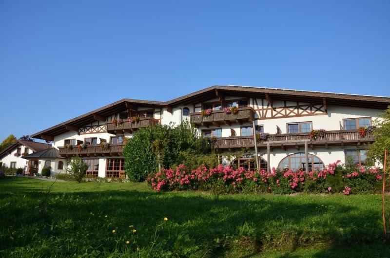 Ces hôtels alpins qui construisent avec la terre, la pierre et le bois de leur propre territoire Ces hôtels alpins qui construisent avec la terre, la pierre et le bois de leur propre territoire