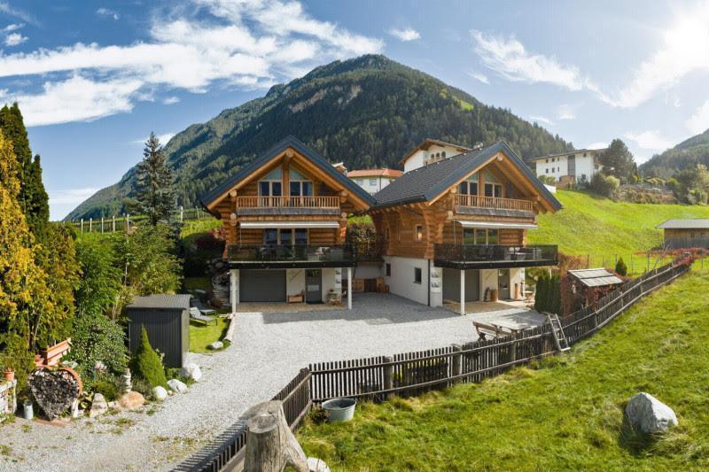 Ces hôtels alpins qui construisent avec la terre, la pierre et le bois de leur propre territoire