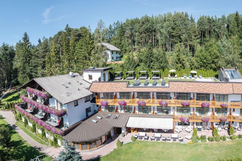 Ces hôtels alpins qui construisent avec la terre, la pierre et le bois de leur propre territoire Ces hôtels alpins qui construisent avec la terre, la pierre et le bois de leur propre territoire