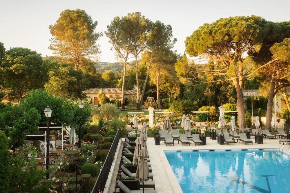 Le Vallon de Valrugues renouvelle son identité gastronomique au cœur des Alpilles Le Vallon de Valrugues renouvelle son identité gastronomique au cœur des Alpilles