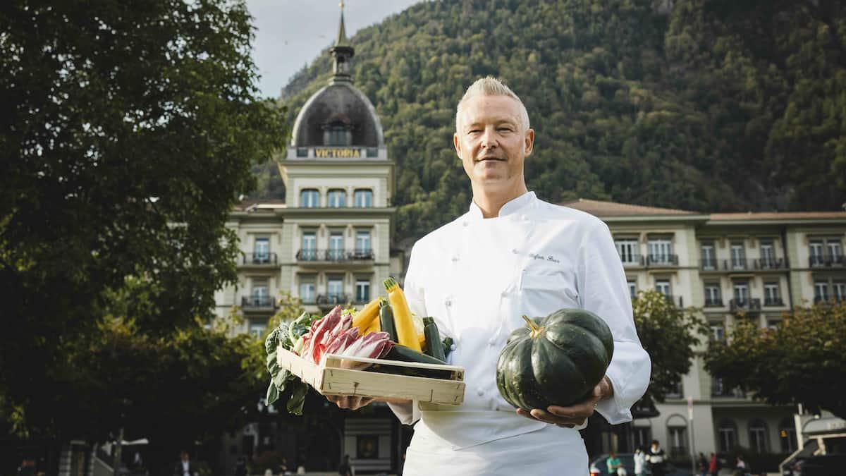 Stefan Beer, le chef qui cuisine dans un rayon de 50 km, sacré « Green Chef of the Year » Stefan Beer, le chef qui cuisine dans un rayon de 50 km, sacré « Green Chef of the Year »