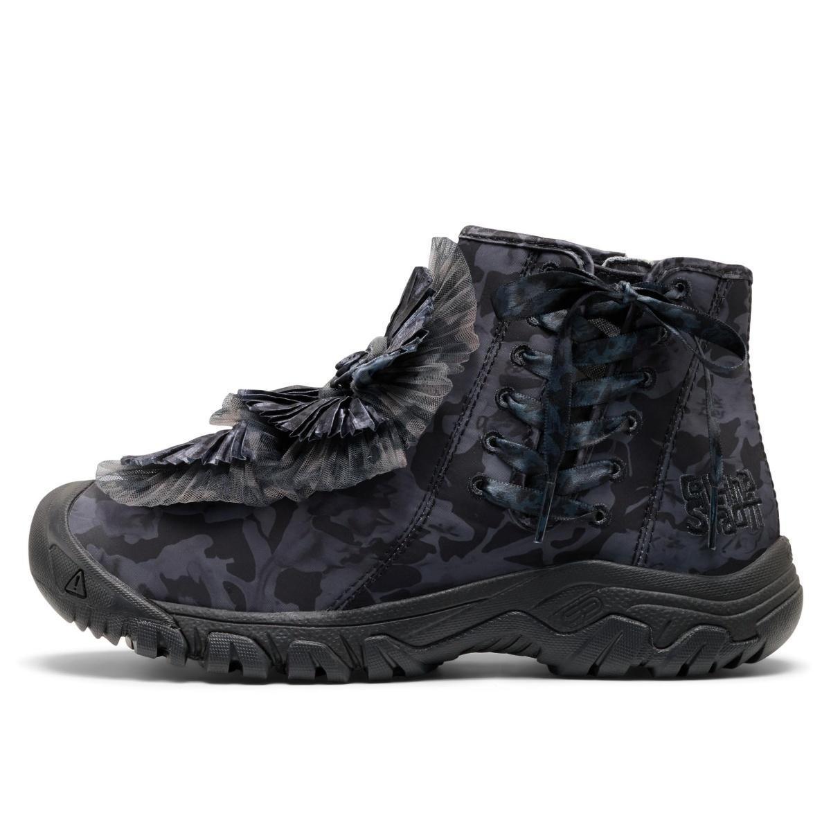 KEEN x Collina Strada : la chaussure de rando passe au satin et aux fleurs KEEN x Collina Strada : la chaussure de rando passe au satin et aux fleurs
