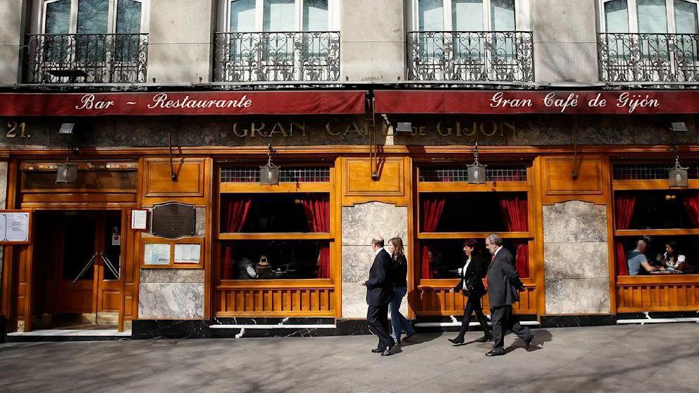 مقهى خيخون التاريخي في مدريد يغلق أبوابه بعد 137 عاماً من الإبداع والثقافة مقهى خيخون التاريخي في مدريد يغلق أبوابه بعد 137 عاماً من الإبداع والثقافة