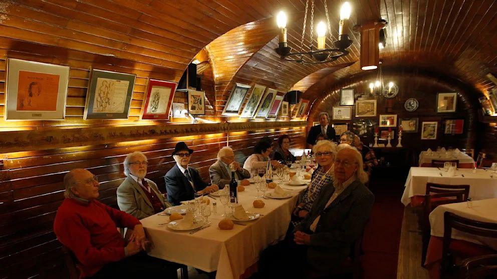 مقهى خيخون التاريخي في مدريد يغلق أبوابه بعد 137 عاماً من الإبداع والثقافة مقهى خيخون التاريخي في مدريد يغلق أبوابه بعد 137 عاماً من الإبداع والثقافة