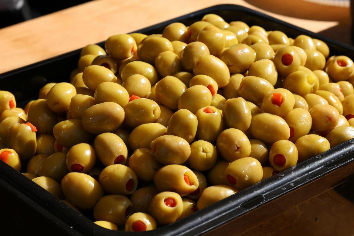 هل الأدب سلعة؟ حين ينتهي ديوان الشاعر في ورقة لبائع الزيتون! هل الأدب سلعة؟ حين ينتهي ديوان الشاعر في ورقة لبائع الزيتون!