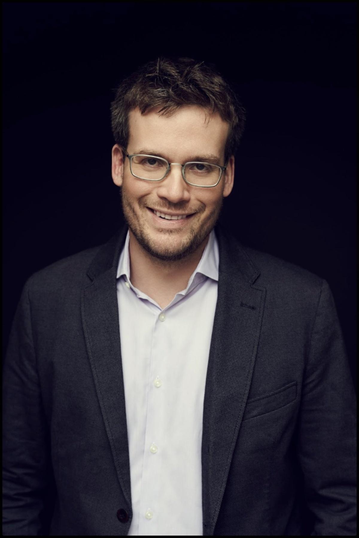 جون غرين: من روايات المراهقين إلى استكشاف التحديات الصحية العالمية