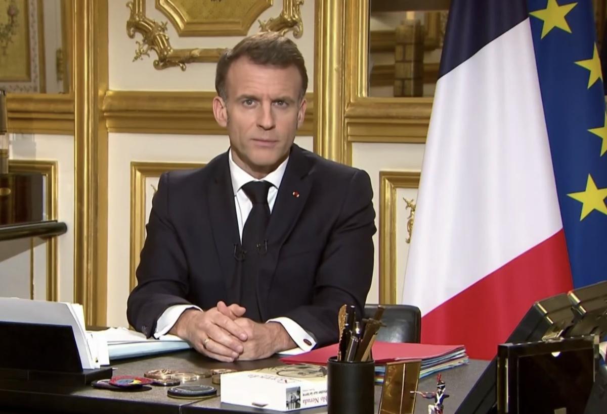 ما الذي يكشفه حضور نيرودا على مكتب ماكرون؟