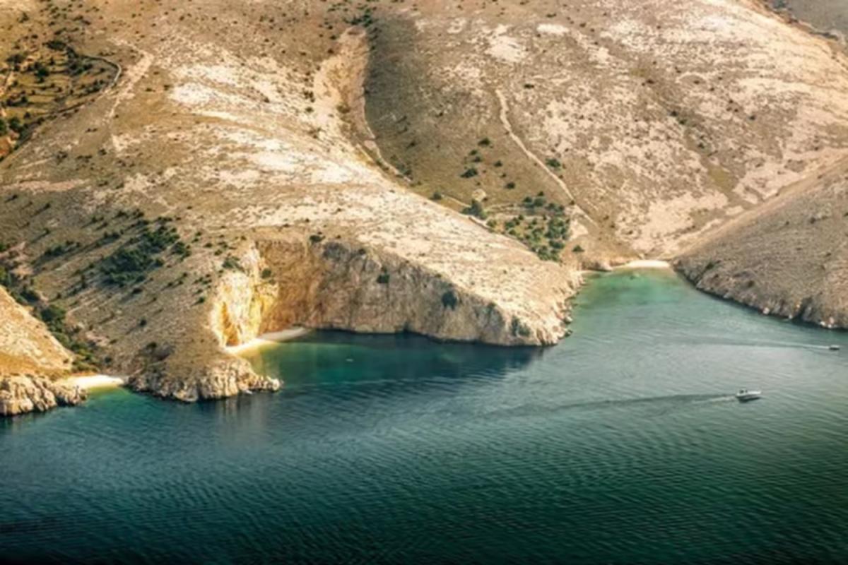 Boat Tour to Wild Bays – Swimming & Snorkeling with Captain Bobo Boat Tour to Wild Bays – Swimming & Snorkeling with Captain Bobo