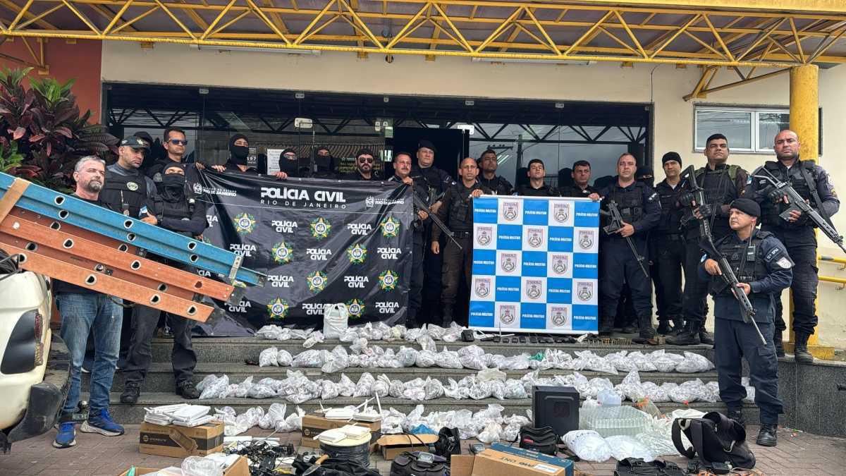 Polícia fecha central clandestina de internet e apreende drogas e armas