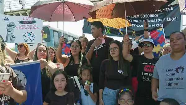 Segurados da Unimed Ferj protestam contra suspensão de fisioterapia para crianças com deficiência