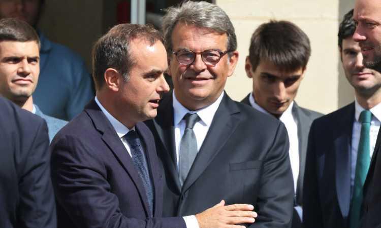 Em meio a protesto com bloqueios e ônibus queimados, novo primeiro-ministro da França promete romper com passado