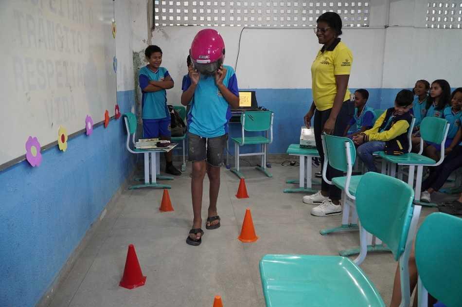 Alunos da rede municipal aprendem sobre regras de trânsito