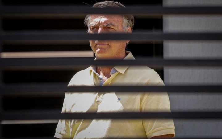 Bolsonaro sorri e acena na manhã seguinte ao voto de Fux que o absolve