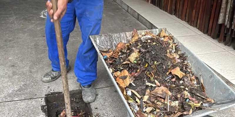 Prefeitura de Cabo Frio retira 13 toneladas de resíduos na Praça da Cidadania