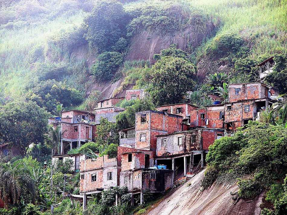 Niterói enfrenta déficit habitacional de 15 mil unidades, evidenciando desigualdade urbana