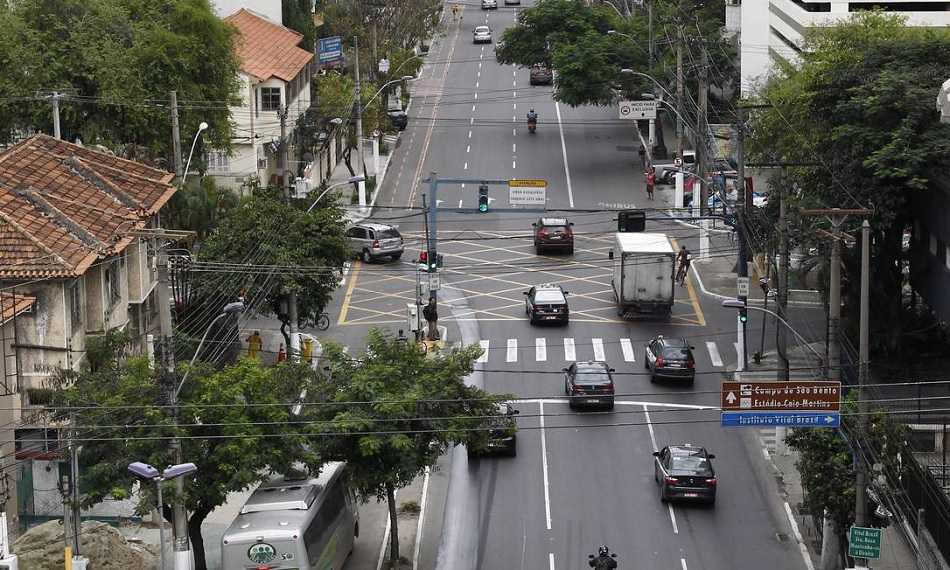 Tempo insuficiente de sinais em Niterói gera riscos e críticas de pedestres e motoristas
