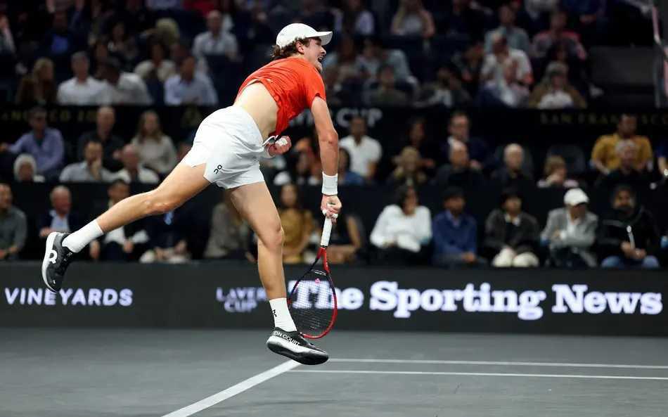João Fonseca vence na estreia e viraliza ao mostrar liderança fora da quadra na Laver Cup