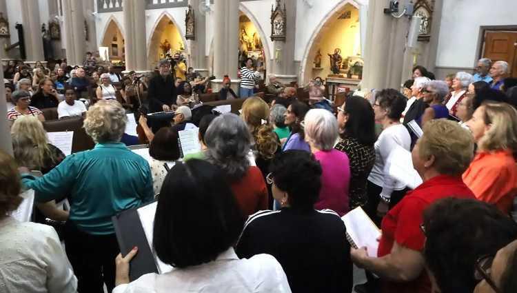  Música na Matriz: Coral Oficina da UFF e Besouros Barrocos envolvem o público com uma roda de ciranda em Teresópolis