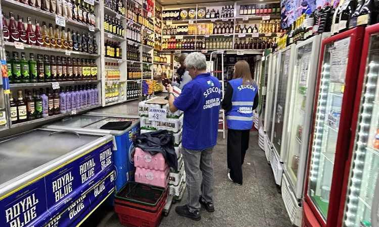 Governo do Rio de Janeiro descarta 20 litros de bebidas sem procedência durante Operação Salus
