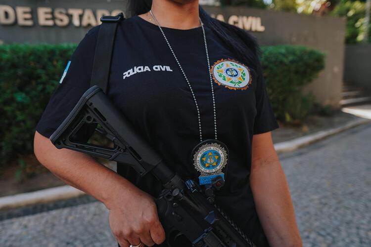 Polícia Civil e Receita Federal apreendem mais de 57 kg de drogas, armas e anabolizantes em centro de distribuição de encomendas na Zona Norte Polícia Civil e Receita Federal apreendem mais de 57 kg de drogas, armas e anabolizantes em centro de distribuição de encomendas na Zona Norte