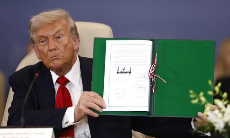 Trump assina com líderes de Egito, Turquia e Catar o acordo que põe fim à guerra em Gaza