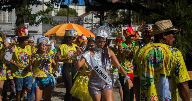 Escola "Loucos Pela Vida" escolhe samba-enredo no Solar