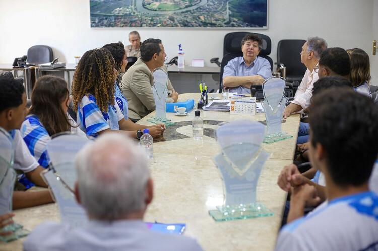Volta Redonda: Bicampeã estadual, Fanfarra da Escola Municipal Dr. Jiulio Caruso apresenta troféus ao prefeito Neto Volta Redonda: Bicampeã estadual, Fanfarra da Escola Municipal Dr. Jiulio Caruso apresenta troféus ao prefeito Neto