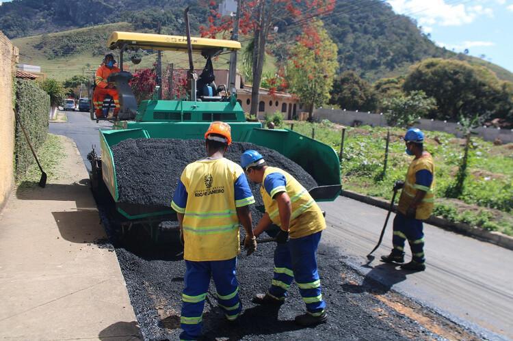 Obras de recapeamento do Governo do Estado levam mais mobilidade para 39 mil pessoas na Região Serrana Obras de recapeamento do Governo do Estado levam mais mobilidade para 39 mil pessoas na Região Serrana