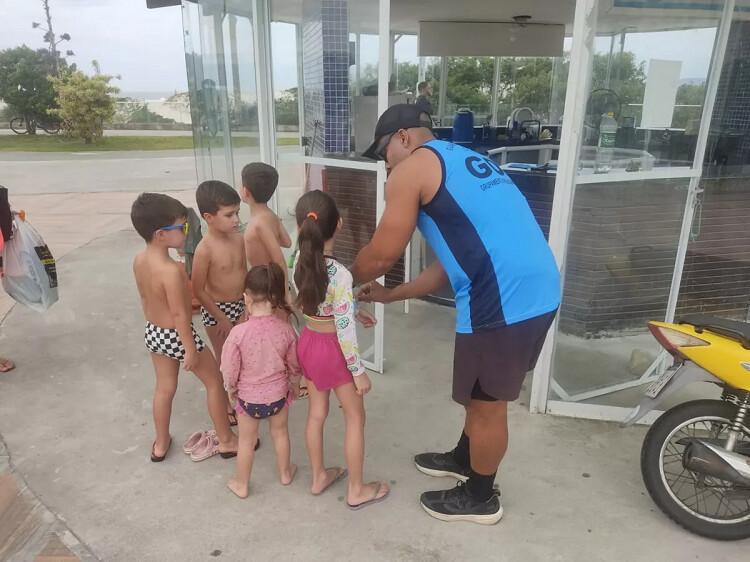 Guarda Civil de Cabo Frio distribui mais de 600 pulseiras para crianças