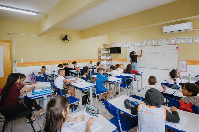 Prefeitura de Niterói impede vereadores de fiscalizar escolas via decisão judicial