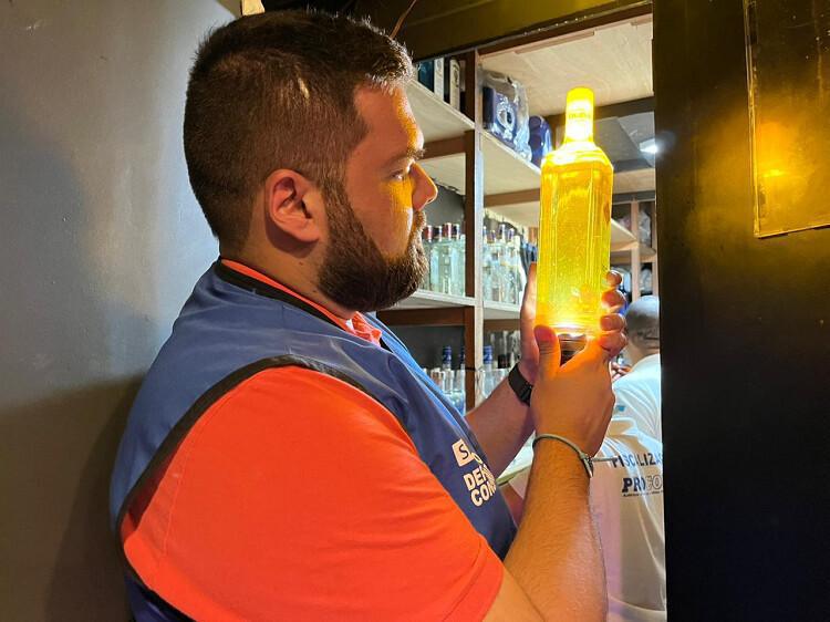 Governo do Rio descarta 20 litros de chope vencido e apreende sete garrafas de tequila com impurezas em Copacabana