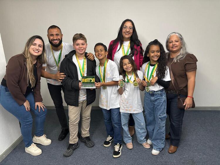 Alunos da Escola Municipal Pernambuco, em Volta Redonda, são medalhistas de ouro na III Olimpíada de Ciência & Arte Alunos da Escola Municipal Pernambuco, em Volta Redonda, são medalhistas de ouro na III Olimpíada de Ciência & Arte