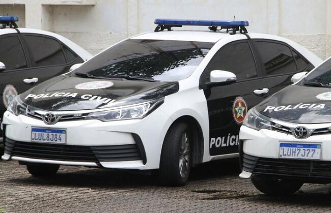 Dois homens em situação de rua são mortos em ataque a tiros ao lado de estação de metrô no RJ Dois homens em situação de rua são mortos em ataque a tiros ao lado de estação de metrô no RJ