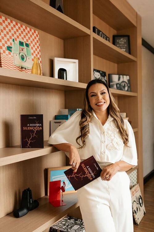 Fabiana Alves lança o livro A Desonra Silenciosa na Livraria da Travessa do Rio de Janeiro Fabiana Alves lança o livro A Desonra Silenciosa na Livraria da Travessa do Rio de Janeiro