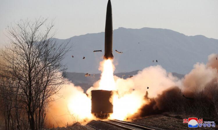 Coreia do Norte dispara míssil balístico em direção ao leste Coreia do Norte dispara míssil balístico em direção ao leste