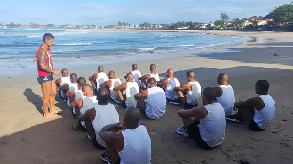 Novos guarda-vidas aprovados no processo seletivo passam por treinamento intenso para atuar nas praias de Búzios a partir de janeiro