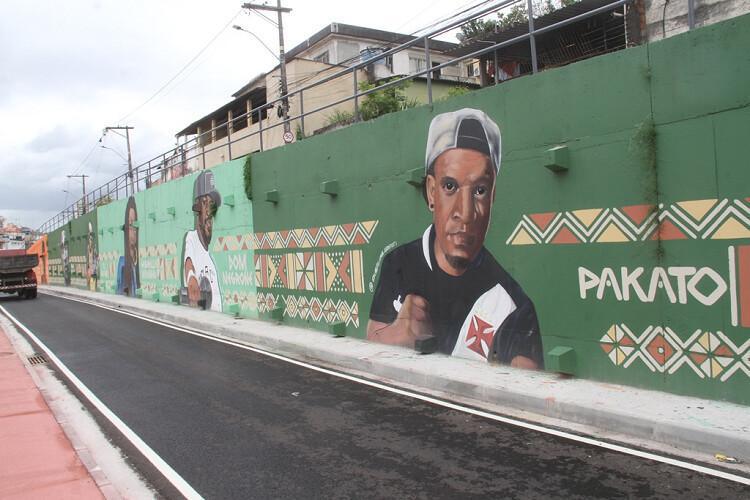 Mural do Povo Preto de São Gonçalo segue em andamento na Avenida Presidente Kennedy