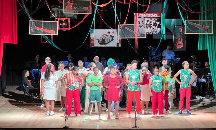 Orquestra e coro do Programa Aprendiz Musical fazem homenagem a Dona Ivone Lara, em Niterói