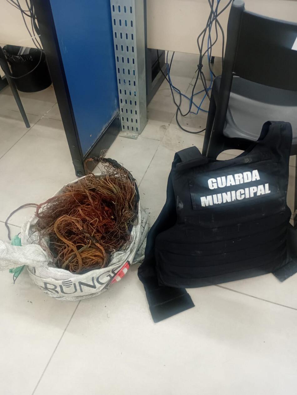 Guarda Municipal de Volta Redonda prende em flagrante dupla por furto de cabos Guarda Municipal de Volta Redonda prende em flagrante dupla por furto de cabos