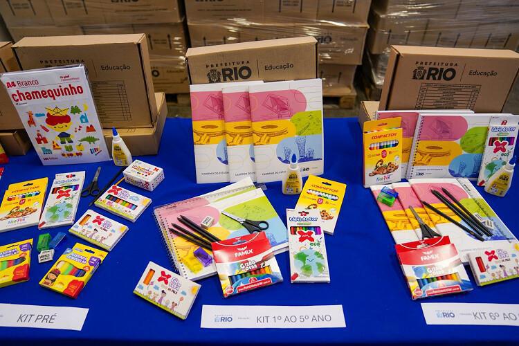 Uniformes e kits escolares para 2026 já chegaram ao centro de distribuição da Prefeitura do Rio