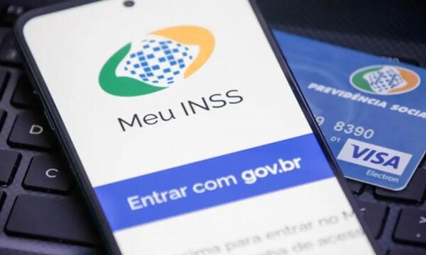 Governo ressarciu R$ 2,3 bilhões a aposentados e pensionistas Governo ressarciu R$ 2,3 bilhões a aposentados e pensionistas