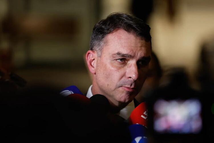Flávio Bolsonaro se irrita com chance de o PL se aliar a Paes no Rio Flávio Bolsonaro se irrita com chance de o PL se aliar a Paes no Rio