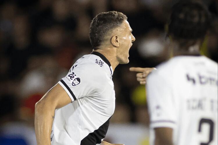 Brasileirão: com show de Vegetti, Vasco vence Bragantino fora de casa Brasileirão: com show de Vegetti, Vasco vence Bragantino fora de casa