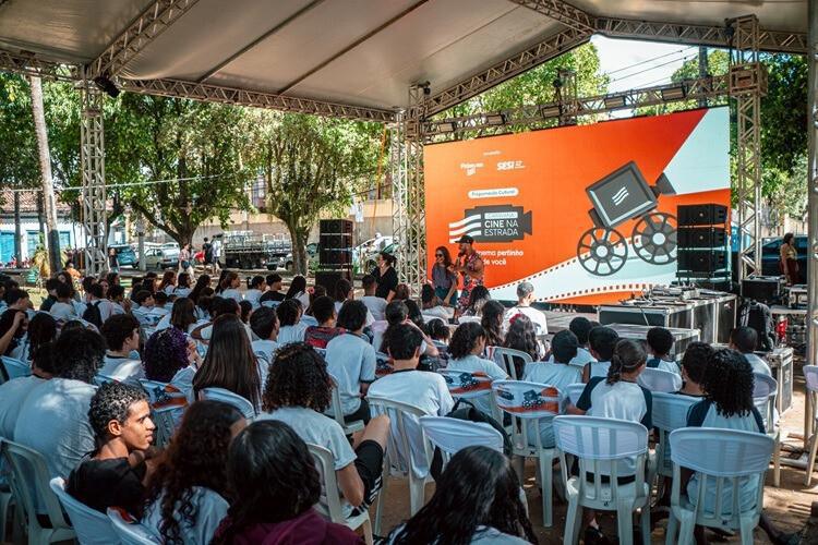 Caravana Firjan SESI leva cinema gratuito a cidades da Baixada Fluminense Caravana Firjan SESI leva cinema gratuito a cidades da Baixada Fluminense