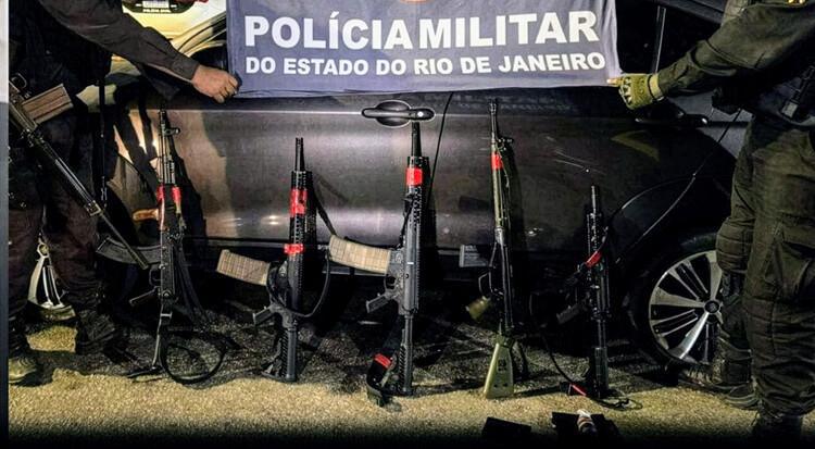 Governo do Estado: Polícia Militar prende 5 criminosos e apreende 7 fuzis em Costa Barros