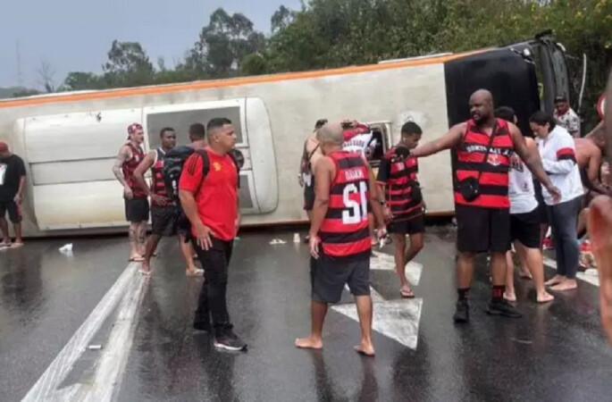 Ônibus com torcedores do Flamengo tomba na Via Dutra
